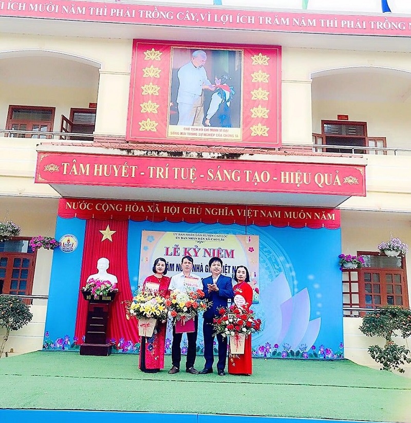 Đồng chí Hoàng Văn Điều – Bí thư Đảng ủy, Chủ tịch UBND xã tặng hoa cho đại diện các nhà trường.