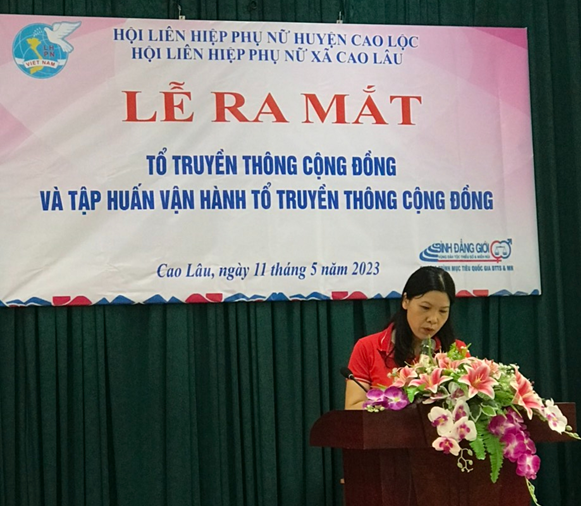 Đồng chí Lộc Thị Vàng – Chủ tịch Hội LHPN xã thông qua các quyết định về tổ truyền thông cộng đồng.