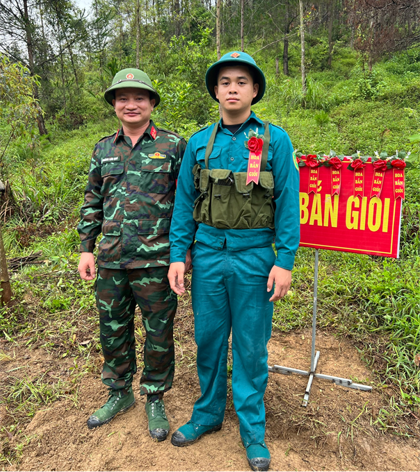 Ban CHQS huyện Cao Lộc tặng hoa bắn giỏi cho các chiến sĩ bắn đạt điểm giỏi.