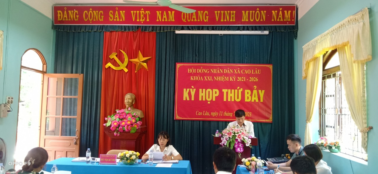 Đồng chí Hoàng Văn Tịnh – Phó chủ tịch HĐND xã thông qua báo cáo của HĐND xã về tình hình hoạt động của Hội đồng nhân dân xã 6 tháng đầu năm, phương hướng nhiệm vụ 6 tháng cuối năm 202 tại Kỳ họp.