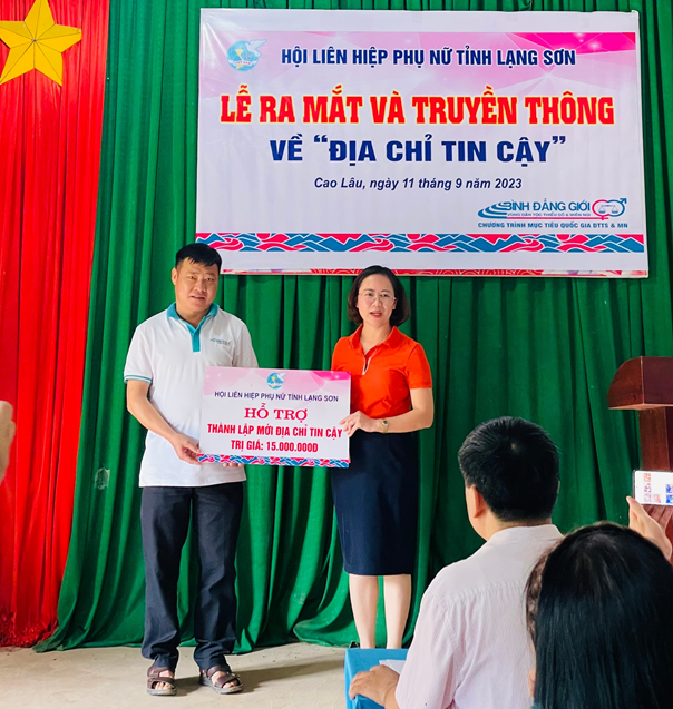 Đồng chí Nguyễn Thị Kim Oanh lên trao biển “Địa chỉ tin cậy”.