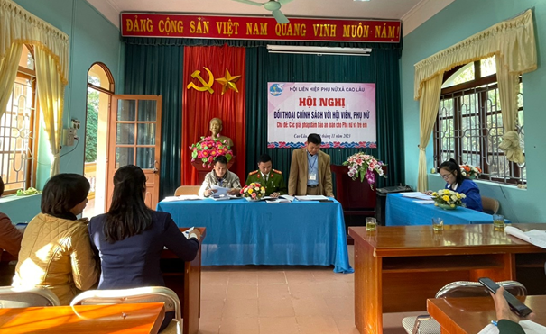 Đồng chí Vi Văn Thái – Phó Chủ tịch UBND xã trả lời ý kiến của đại biểu tại hội nghị đối thoại.