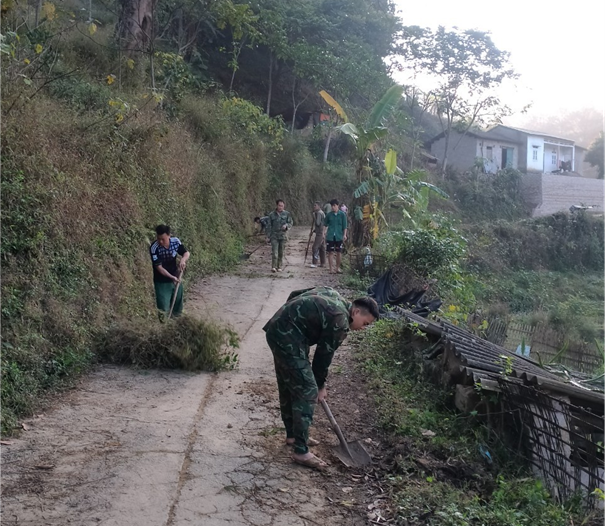 Nhân dân tham gia dọn dẹp khu vực đường làng, ngõ xóm