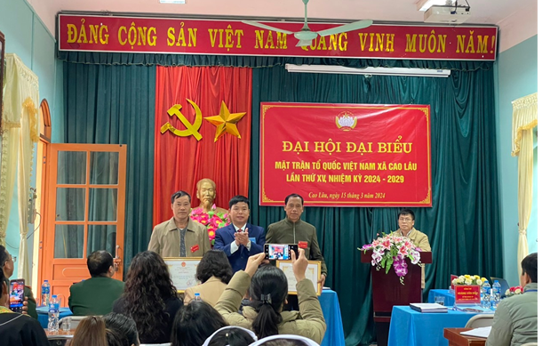 Đồng chí Hoàng Văn Điều – Bí thư Đảng uỷ, Chủ tịch UBND xã tặng giấy khen cho các cá nhân, tập thể có thành tích xuất sắc trong nhiệm kỳ 2019-2024