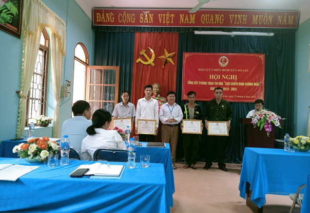 Đồng chí Vi Văn Thái – Phó Chủ tịch UBND xã tặng giấy khen cho các cá nhân, tập thể có thành tích cao trong phong trào “Cựu Chiến binh gương mẫu giai đoạn 2019-2024.