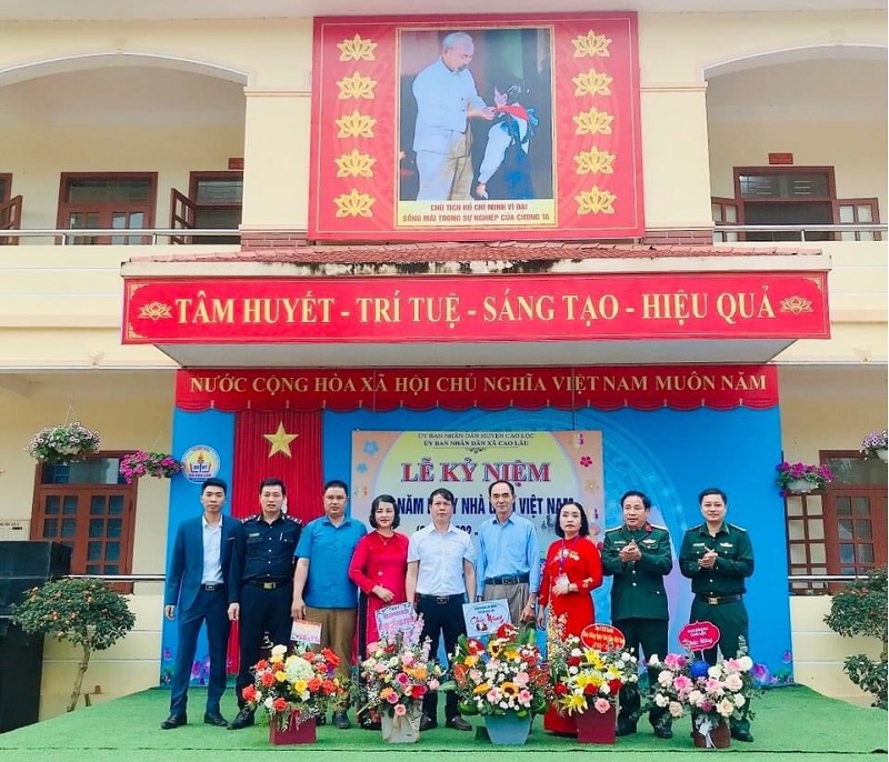 Các đồng chí lãnh đạo các đơn vị trên địa bàn xã tặng hoa chúc mừng các đơn vị trường học nhân kỷ niệm 40 năm ngày Nhà giáo Việt Nam.