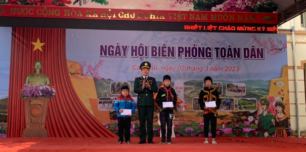 Đồng chí Đại tá Đào Quốc Thạo –Phó Chỉ huy trưởng, Tham mưu trưởng Bộ đội Biên phòng tỉnh Lạng Sơn lên trao quà cho các cháu học sinh là con nuôi của đồn.