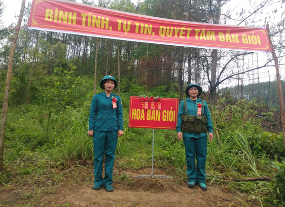 Ban CHQS huyện Cao Lộc tặng hoa bắn giỏi cho các chiến sĩ bắn đạt điểm giỏi.