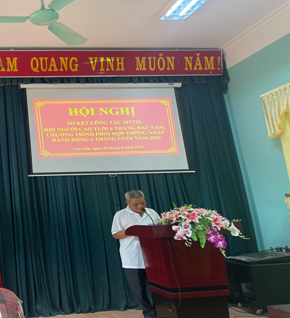 Ông Phạm Văn Mua –Chủ tịch Hội NCT xã trình bày dự thảo báo cáo Sơ kết công tác Hội người cao tuổi xã 6 tháng đầu năm, phương hướng nhiệm vụ 6 tháng cuối năm 2023.