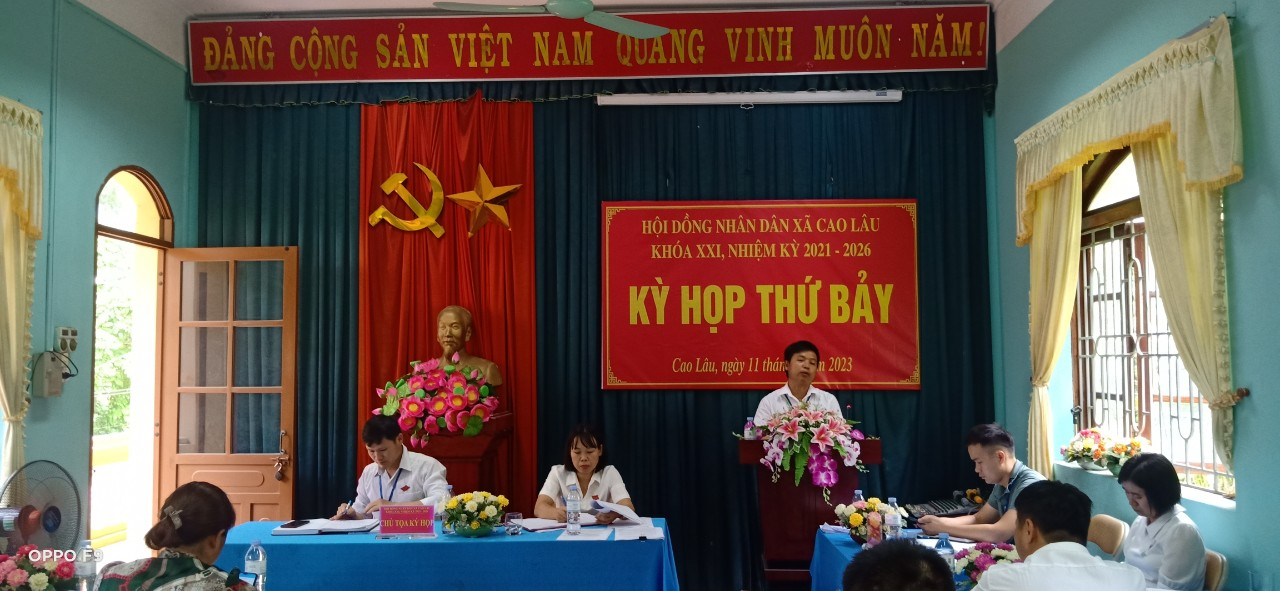 Đồng chí Hoàng Văn Điều – Bí thư ĐU, Chủ tịch UBND xã trả lời chất vấn của các đại biểu HĐND xã tại Kỳ họp.