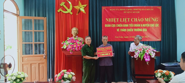 Đồng chí Dương Cao Viên, đại đội trưởng, nguyên chính trị viên phó tiểu đoàn đại diện Tiểu đoàn tặng quà cho Hội NCT xã Cao Lâu.