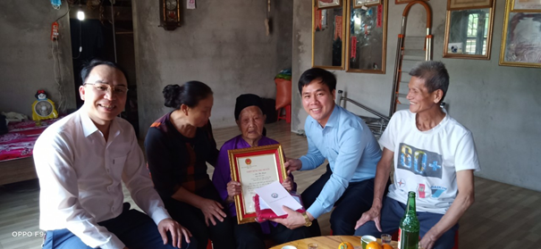 Đồng chí Nguyễn Văn Thịnh, Huyện Uỷ viên, Phó Chủ tịch UBND huyện thăm, chúc thọ cụ 100 tuổi trên địa bàn xã Cao Lâu.