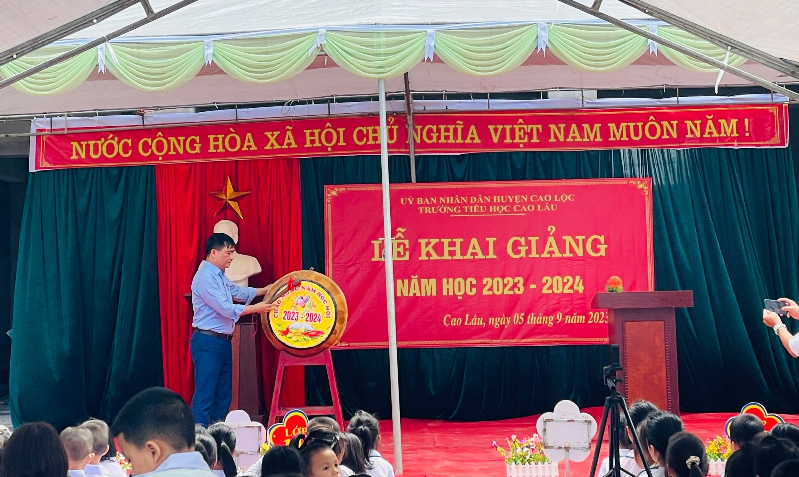 Đồng chí Nguyễn Văn Bạch – Phó bí thư Đảng uỷ, Chủ tịch UB MTTQ xã đánh trống khai trường năm học mới tại trường Tiểu học xã Cao Lâu.