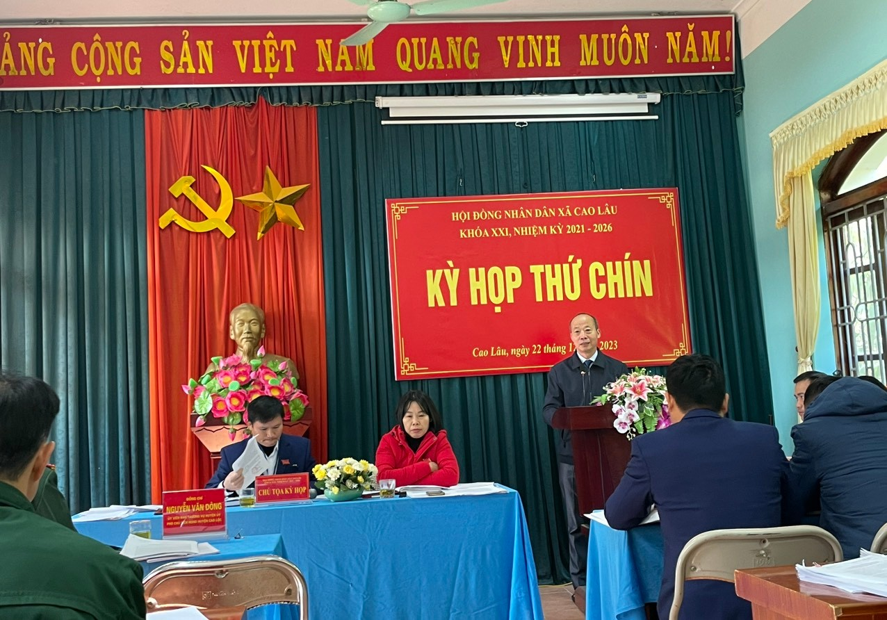 Đồng chí Nguyễn Văn Đông - Phó Chủ tịch Thường trực HĐND huyện phát biểu tại kỳ họp.