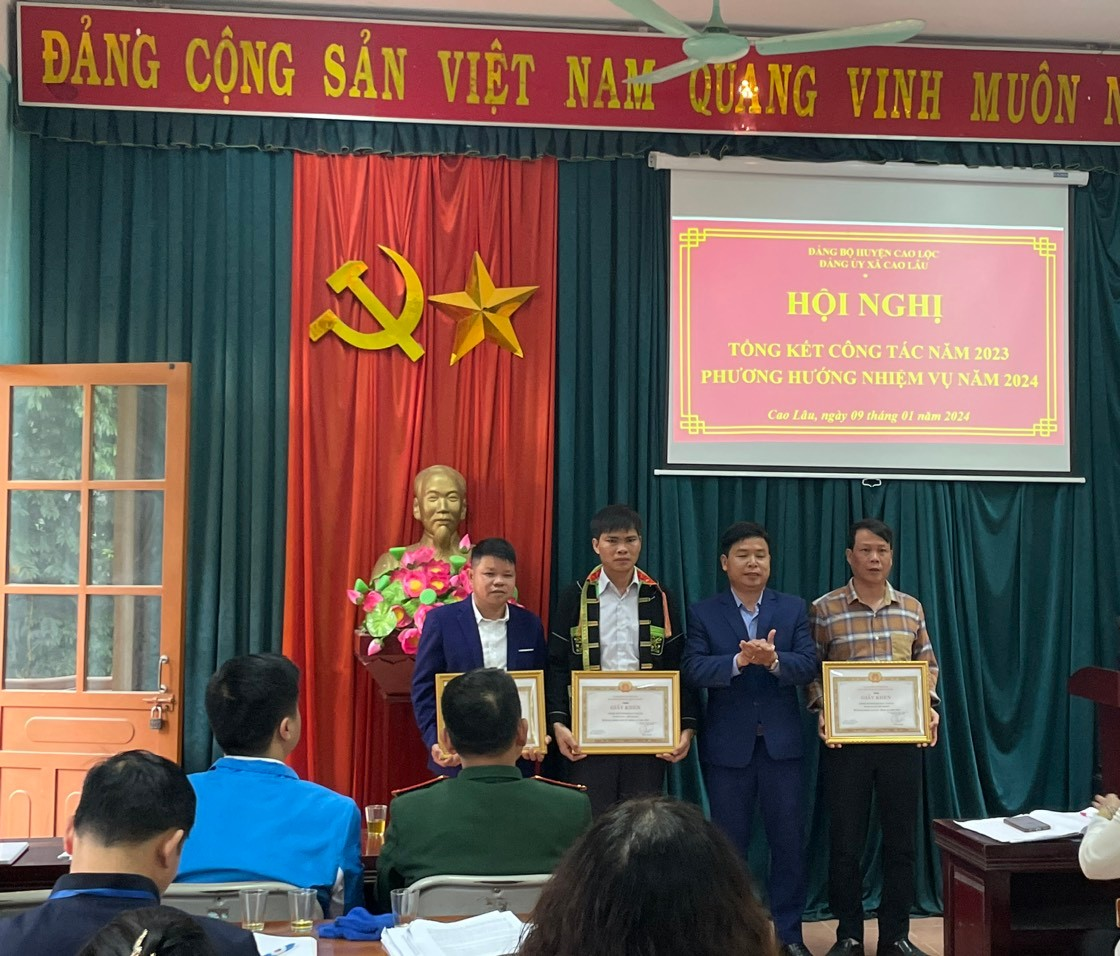 Đồng chí Hoàng Văn Điều – Bí thư Đảng ủy, Chủ tịch UBND xã tặng giấy khen cho các tập thể và cá nhân hoàn thành xuất sắc nhiệm vụ năm 2023.