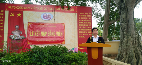 Đồng chí Hoàng Văn Điều – Bí thư Đảng uỷ, Chủ tịch UBND xã phát biểu tại Lễ kết nạp đảng viên.