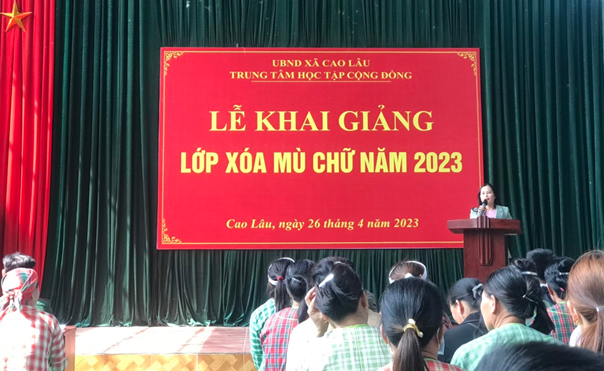 Đồng chí Dương Thị Tâm – Phó Trưởng phòng GD & ĐT huyện Cao Lộc phát biểu tại lễ khai giảng lớp xoá mù chữ năm 2023.