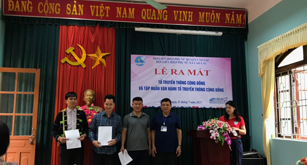 Đồng chí Vi Văn Đồng – Phó chủ tịch UBND xã trao các quyết định cho các tổ truyền thông trên địa bàn xã.