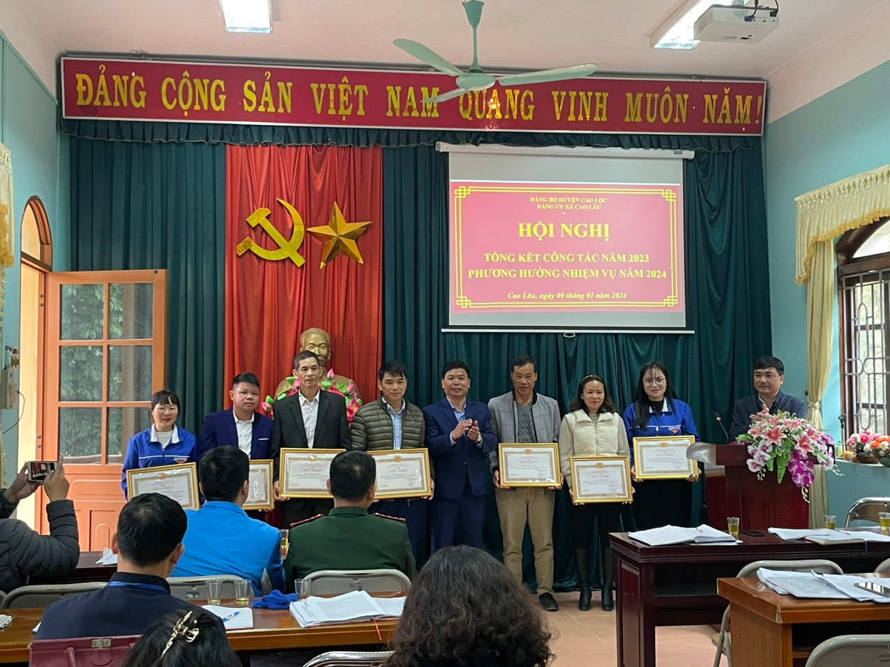 Đồng chí Hoàng Văn Điều – Bí thư Đảng ủy, Chủ tịch UBND xã tặng giấy khen cho các tập thể và cá nhân hoàn thành xuất sắc nhiệm vụ năm 2023.