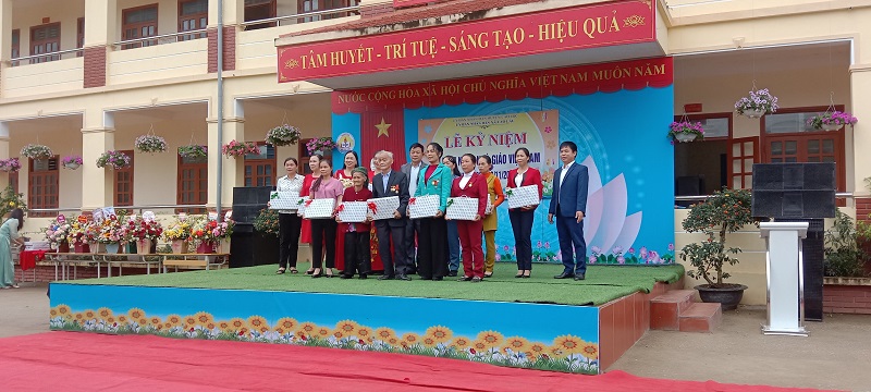 Đồng chí Hoàng Văn Điều – Bí thư Đảng ủy, Chủ tịch UBND xã tặng quà cho các thầy, cô giáo đã nghỉ hưu trên địa bàn xã.