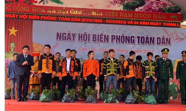 Trao tặng Cây Trà hoa vàng của Công ty Cổ phần phát triển FUJI Phúc Long, tỉnh Bắc Giang cho các hộ nghèo ở xã Mẫu Sơn.
