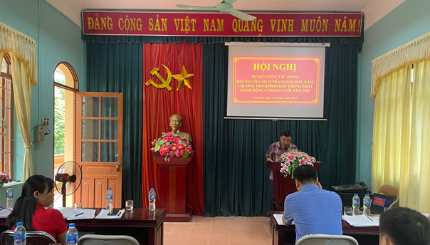 Đồng chí Vi Văn Đồng – Phó Chủ tịch UBND xã thông báo tình hình kinh tế - xã hội, quốc phòng an ninh của xã 6 tháng đầu năm, phương hướng nhiệm vụ 6 tháng cuối năm 2023.