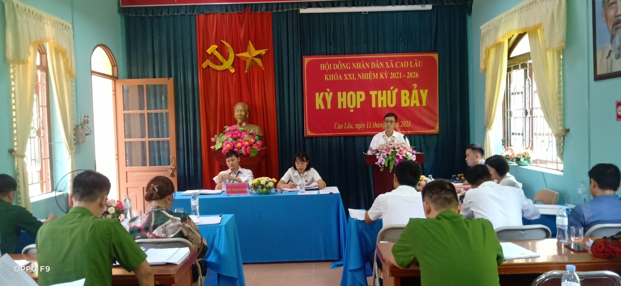 Đồng chí đồng chí Bế Mạnh Lâm – Trưởng ban Kinh tế -Xã hội Hội HĐND huyện phát biểu tại Kỳ họp.