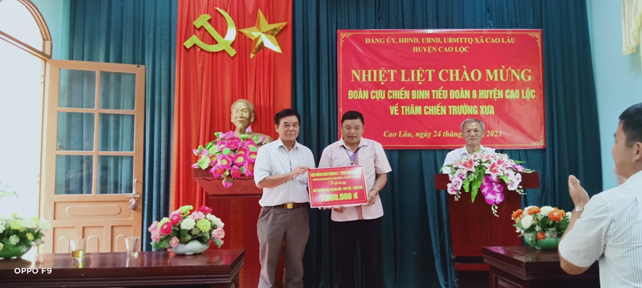 Đồng chí Nguyễn Viết Lập– Nguyên là lãnh đạo, chỉ huy Tiểu đoàn 8 Cao Lộc đại diện tặng quà cho Hội khuyến học xã.
