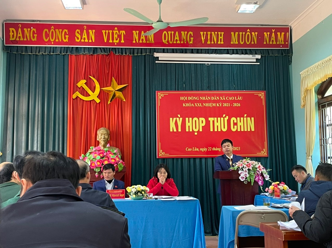 Đồng chí Hoàng Văn Điều - Bí thư Đảng ủy, Chủ tịch UBND xã phát biểu tại Hội nghị