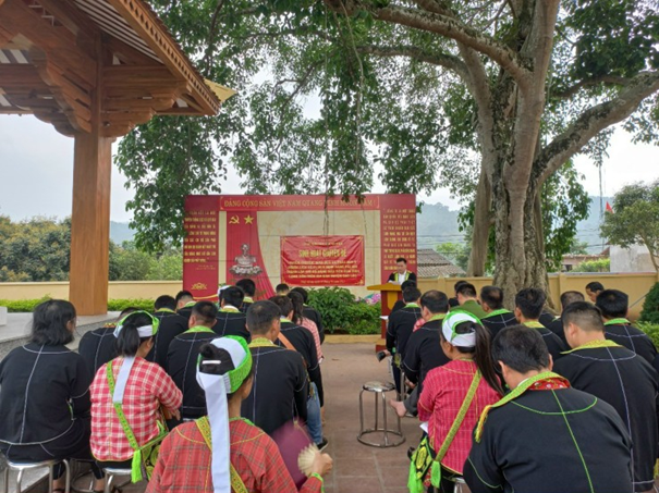Các đồng chí đảng viên tham gia sinh hoạt chuyên đề tại Đình Háng Pài nơi thành lập Chi bộ đầu tiên của tỉnh Lạng Sơn tại huyện Cao Lộc.