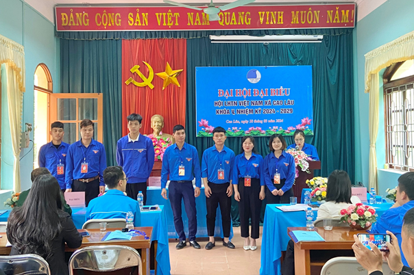 Các đồng chí Uỷ viên Hội Liên hiệp thanh niên Việt Nam xã Cao Lâu khoá V, nhiệm kỳ 2024-2029 ra mắt đại hội.