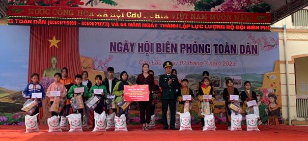Bà Trình Thị Trang, Chủ nhiệm CLB Ước mơ xanh tỉnh Ninh Bình lên tặng quà cho các cháu trên địa bàn 3 xã