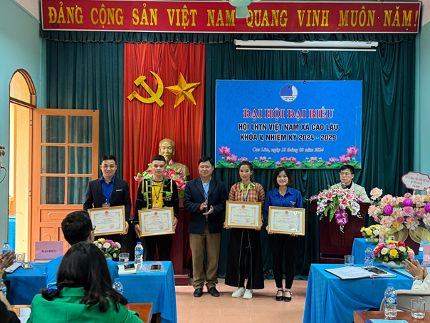 Đồng chí Vi Văn Thái – Phó Chủ tịch UBND xã Cao Lâu tặng giấy khen cho các cá nhân, tập thể có thành tích xuất sắc trong phong trào công tác Hội Liên hiệp thanh niên Việt Nam xã Cao Lâu nhiệm kỳ 2019-2024.