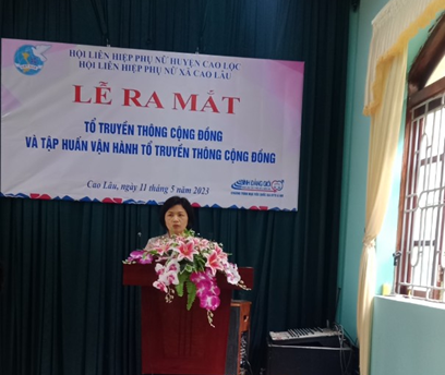 Đồng chí Bế Thị Kim Oanh - Phó chủ tịch Hội LHPN huyện phát biểu tại Lễ ra mắt các tổ tryền thông trên địa bàn xã Cao Lâu.