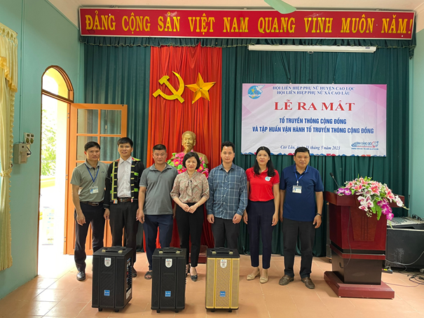 Đồng chí Bế Thị Kim Oanh - Phó chủ tịch Hội LHPN huyện trao tặng 03 bộ loa di động cho 03 tổ truyền thông trên địa bàn.