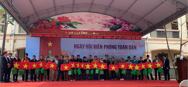 Đại diện lãnh đạo xã Cao Lâu, Xuất Lễ, Mẫu Sơn và đại diện lãnh đạo đồn biên phòng Ba Sơn tặng quà, tặng cờ cho các hộ tham gia tự quản đường biên, cột mốc.