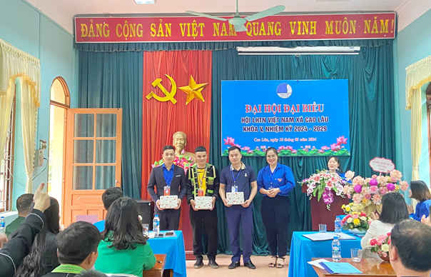 Đồng chí chí Lương Bích Loan - Chủ tịch Hội Liên hiệp thanh niên Việt Nam xã Cao Lâu tặng quà chia tay các uỷ viên không còn tham gia Ủy ban Hội khóa mới.