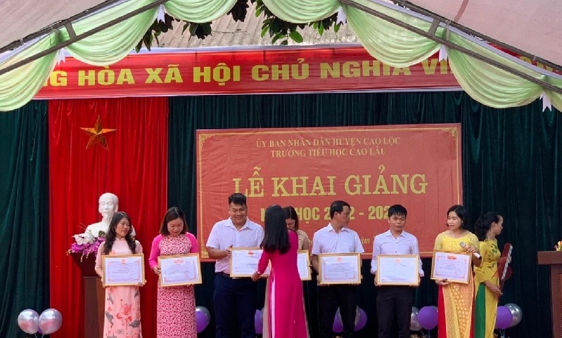 Đồng chí Dương Thị Tâm – Phó Trưởng phòng GD & ĐT huyện Cao Lộc đại diện đoàn trao giấy khen cho các thầy cô Trưởng Tiểu học có thành tích xuất sắc trong năm 2021-2022.   