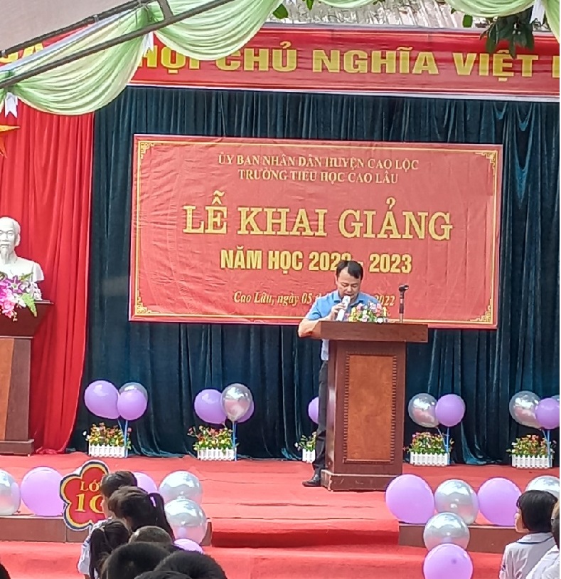 Đồng chí Lương Văn Mao – Phó Chủ tịch UBND xã Cao Lâu phát biểu tại buổi lễ 